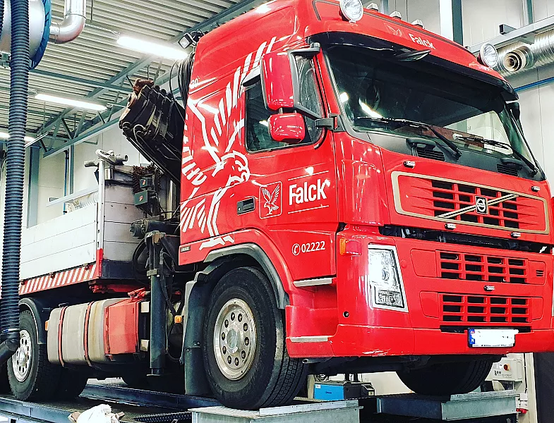 Rød lastebil på en løftebukk